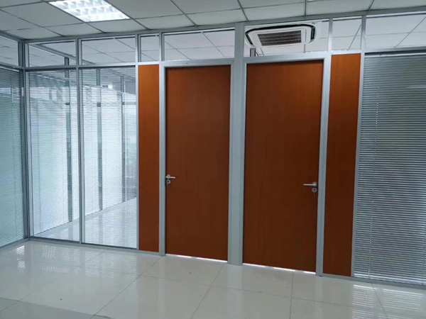 鄭州玻璃隔斷墻油漆門
